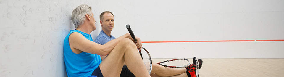 Männer beim Sport reden